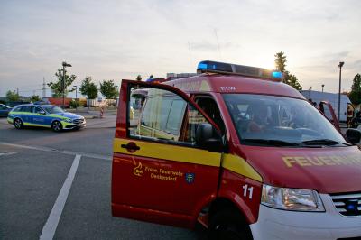 Denkendorf: Feuerwehr rettet Hunde an Raststaette